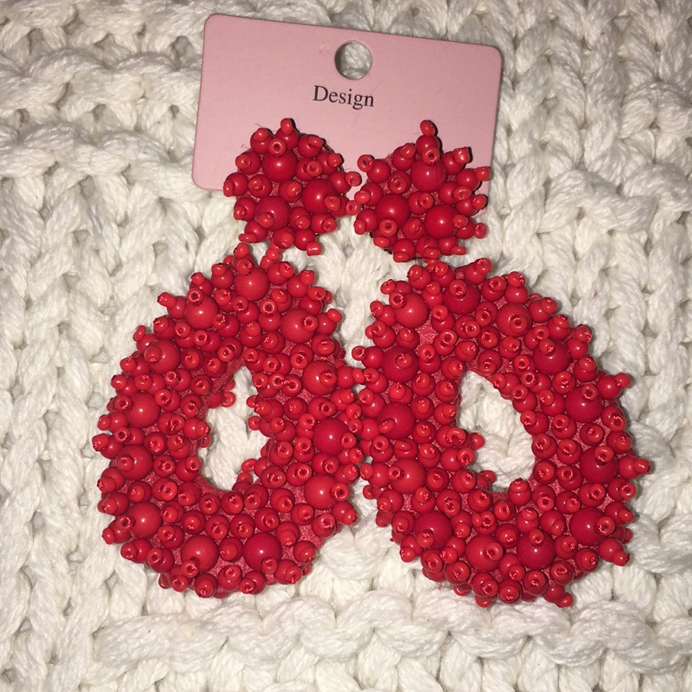 NWT! 💋 Red Hot Beaded Earrings!